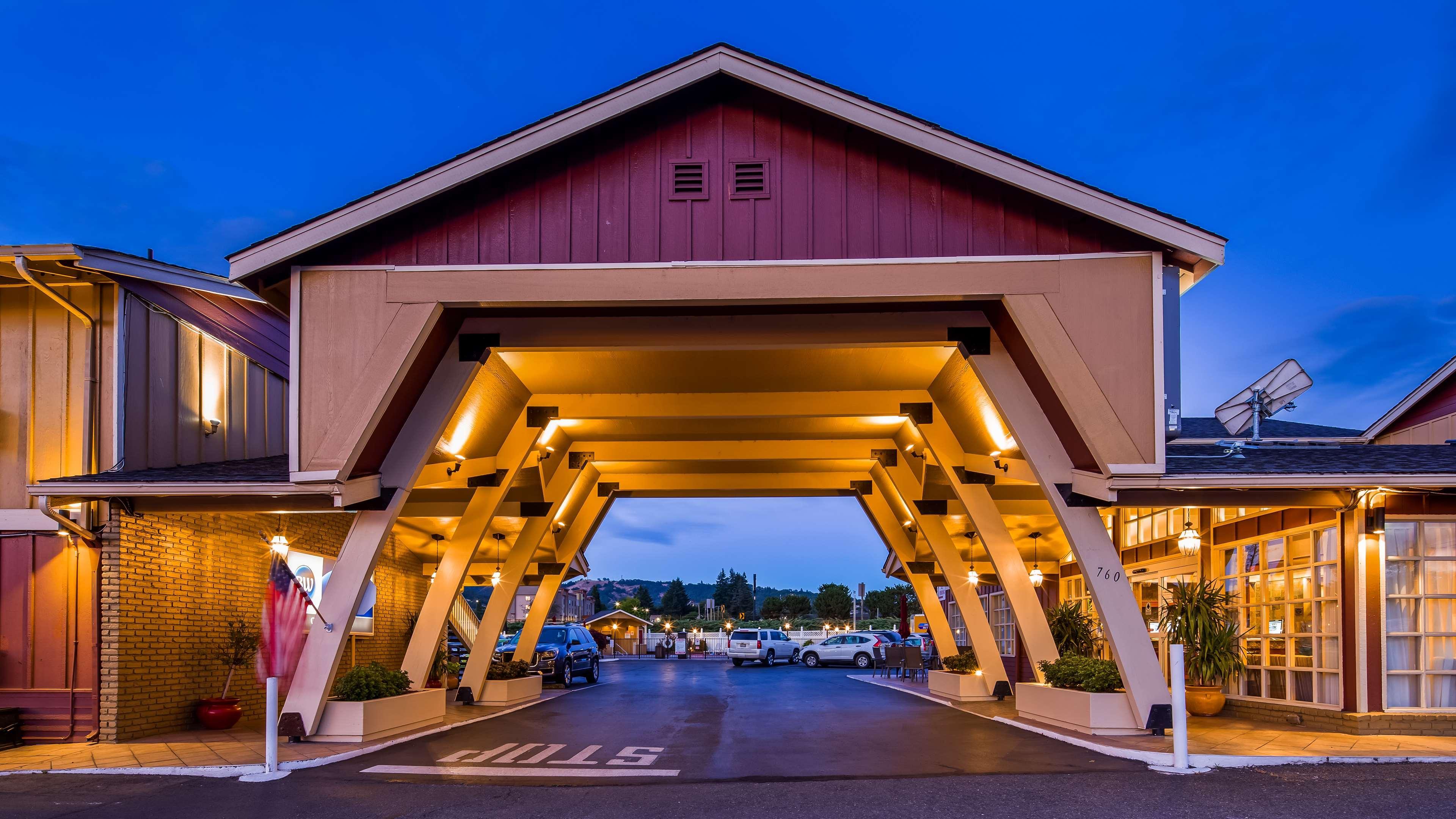 Best Western Garden Villa Inn Роузберг Экстерьер фото